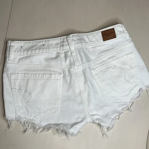 NWOT - American Eagle White Denim Shorts - Size 6 - Picture 4 of 5